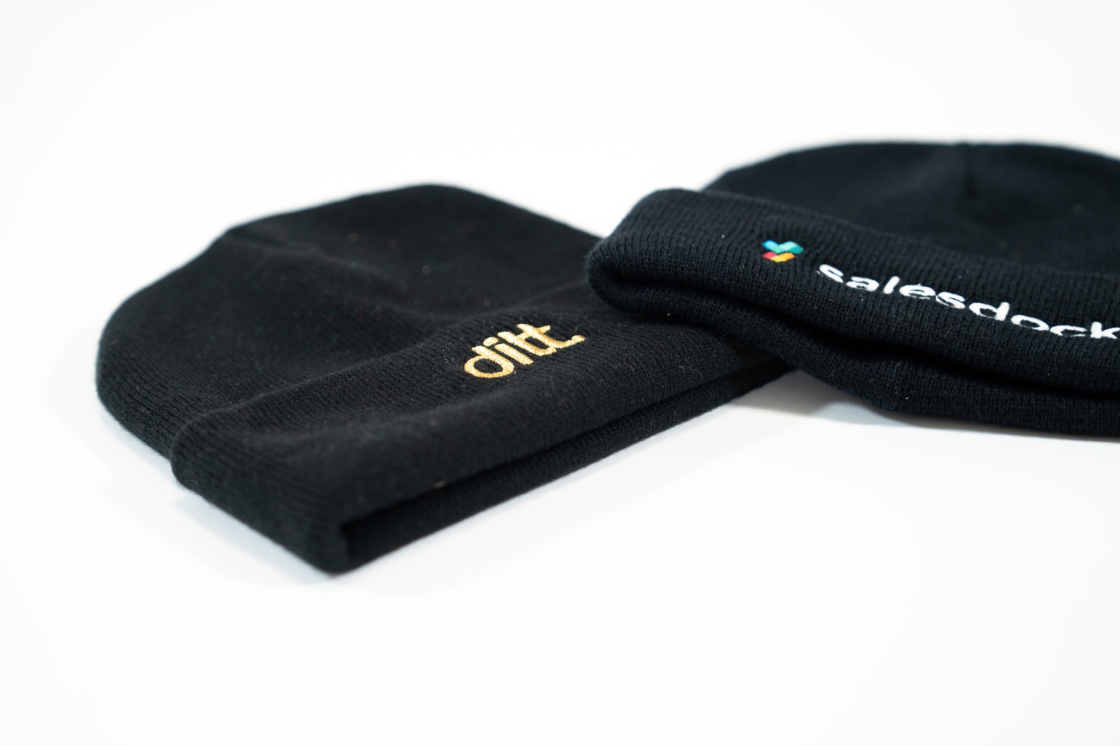 Geborduurde beanies Dit en Salesdock