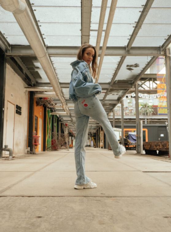 Model in fabriekshal met bedrukte kleding